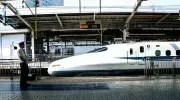 Shinkansen au quai d'une gare au Japon