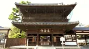 Construit en 1612 par le shogun Ieyasu Tokugawa (1543-1616), le Sengaku-ji reste aujourd’hui un lieu religieux prisé des japonais