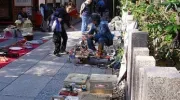 Vendedores en el mercado de las pulgas del santuario Ohatsu Tenjin.