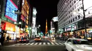 La vie nocturne de Roppongi regorge de boites de nuits et de bars à d'hôtesse.