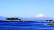 L'île d'Enoshima avec en arrière-plan le mont Fuji