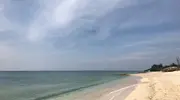 A tan solo una hora de Nara, puedes encontrar hermosas playas en el pueblo Yomitan.