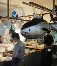 Des vendeurs de poisson au marché Tsukiji. Des vendeurs de poisson au marché Tsukiji.