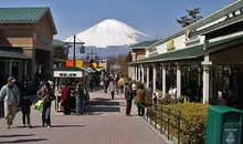 Une allée du Gotemba Premium Outlets.