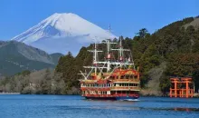  El lago Ashi, su barco pirata y el monte Fuji