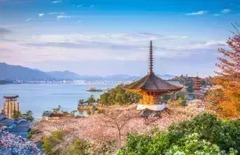 L'île sacrée de Miyajima et son célèbre torii les pieds dans l'eau, au large d'Hiroshima au Japon