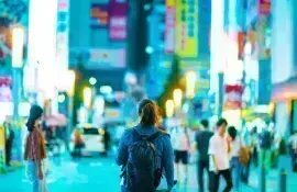 Personne déambulant seule dans Tokyo de nuit