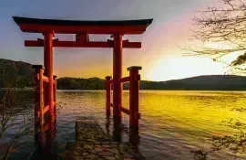 Heiwa no Torii en el lago Hakone, un lugar mágico e imperdible para visitar cerca del monte Fuji