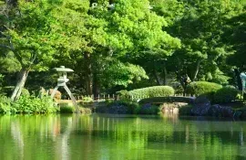 Un incontournable à visiter à Kanazawa : le jardin Kenroku-en, l'un des trois plus beaux du Japon