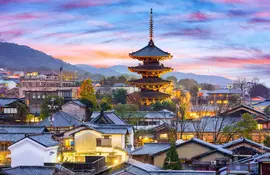 Besuchen Sie die Yasaka-Pagode im Herzen des historischen Stadtteils Gion im Herzen von Kyoto