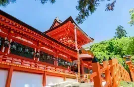 Le sanctuaire des lanternes Kasuga Taisha, dans le parc de Nara, classé au patrimoine mondial de l'UNESCO