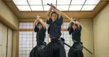 Atleta de artes marciales japonesas entrenamiento samourai kendo