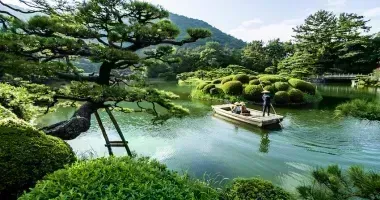 Visitantes en un barco visitando un jardín japonés