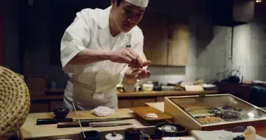 Maestro de sushi en un restaurante de Tokio