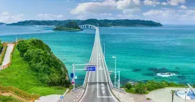 El hermoso paisaje del puente Tsunoshima en la prefectura de Yamaguchi, entre Hiroshima y Fukuoka