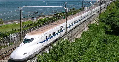 Shinkansen Nozomi circulant en extérieur  Shinkansen Nozomi circulant en extérieur