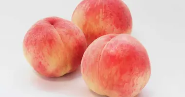 Momo: The Peach in Japan