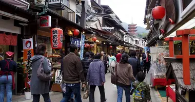 Rue commerçante Omotesando à Miyajima