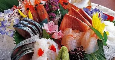 Plato de fresquísimos pescado y mariscos en el restaurante Amatsubo.