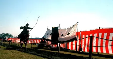 Yabusame: lanciato su un cavallo al galoppo, l'arciere deve raggiungere tre obiettivi legno.