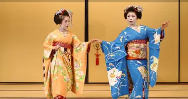 Gion Corner. Kyo-mai es una danza lenta ejecutada por las maiko.