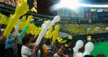 Los globos amarillos se usan para apoyar a los Hawks 