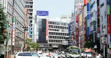 Devant la sortie est de la gare d'Ikebukuro Devant la sortie est de la gare d'Ikebukuro