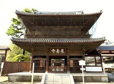 Construit en 1612 par le shogun Ieyasu Tokugawa (1543-1616), le Sengaku-ji reste aujourd’hui un lieu religieux prisé des japonais Construit en 1612 par le shogun Ieyasu Tokugawa (1543-1616), le Sengaku-ji reste aujourd’hui un lieu religieux prisé des japonais