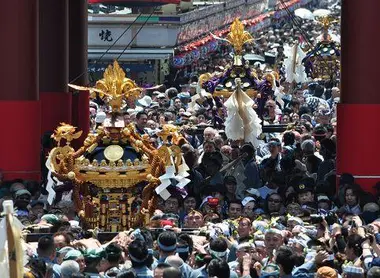 Sanja Matsuri is the opportunity to scroll parade sacred shrines (mikoshi), in honor of the three founders of the temple.