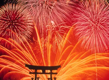 Fuochi d'artificio davanti al celebre torii di Miyajima.