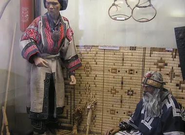 Il Centro per la promozione della cultura Ainu, che offre una piccola collezione di oggetti e una biblioteca, si trova a pochi minuti dalla stazione di Sapporo