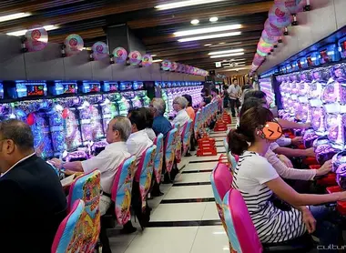 Maruhan Pachinko in Shibuya (Tokyo), the aisles are filled with more miles pachinko