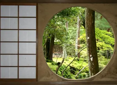 Vista desde un tanhokutei, sede de la ceremonia del tè, hacia los musgos del tempio Saihoji de Kyoto. Vista desde un tanhokutei, sede de la ceremonia del tè, hacia los musgos del tempio Saihoji de Kyoto.