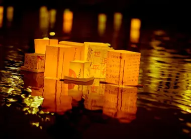 Lanterns Motoyasugawa deposited on the river.