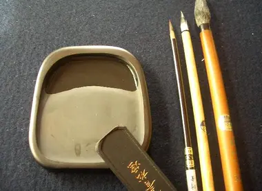 Le bâton d'encre et la pierre à encre Le bâton d'encre et la pierre à encre