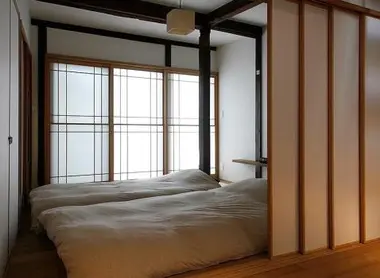 The separation between rooms, due to the fusuma, sliding doors in wood on the right.  The separation between rooms, due to the fusuma, sliding doors in wood on the right.