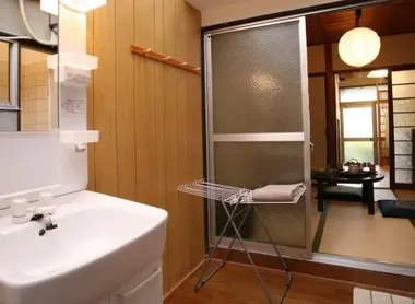 Salle de bain et séjour de notre maison "Anrakuji" à Kyoto Salle de bain et séjour de notre maison "Anrakuji" à Kyoto