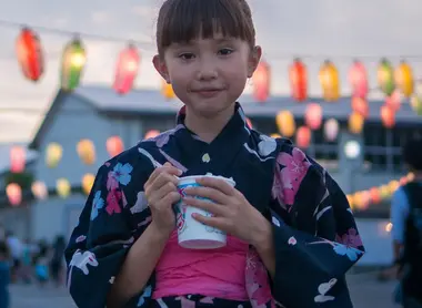 Joven en un matsuri de Sakunobe Joven en un matsuri de Sakunobe