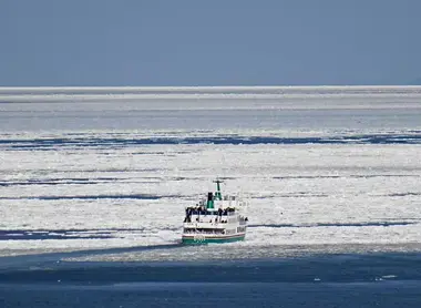 Brise-glace sur la mer de glace d'Okhotsk