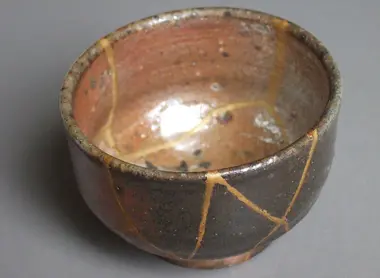 Une céramique japonaise réparée à la poudre d'or Une céramique japonaise réparée à la poudre d'or