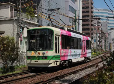 Un tramway de la Tokyo Sakura Tram vers Ôtsuka Un tramway de la Tokyo Sakura Tram vers Ôtsuka