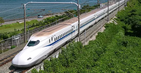 Shinkansen Nozomi circulant en extérieur 