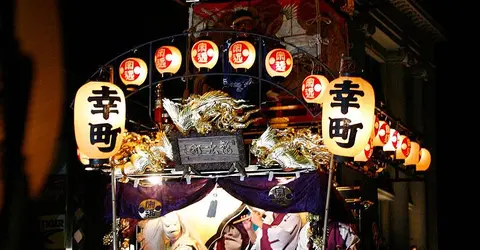 Ogni quartiere di Kawagoe produce il suo proprio carro per sfidare gli altri durante il Kawagoe Matsuri.