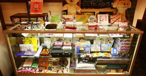 El 8-bit Cafe de Shinjuku es el paraíso de los amantes de los videojuegos vintage. El 8-bit Cafe de Shinjuku es el paraíso de los amantes de los videojuegos vintage.