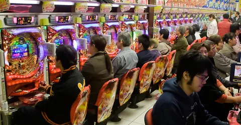 De jour comme de nuit, les allées du Maruhan à Shibuya ne désemplissent que rarement de joueurs.