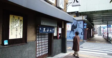 El Tempura Tenkamehachi es discreto y clásico. Encaja perfectamente en el urbanismo de Sumida.