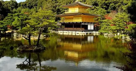 Il padiglione d'oro, Kinkakuji, si trova nel quartiere di Kita a Kyoto.