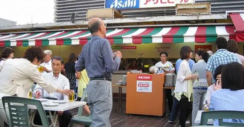 El bar Hanshin Beer Garden. El bar Hanshin Beer Garden.