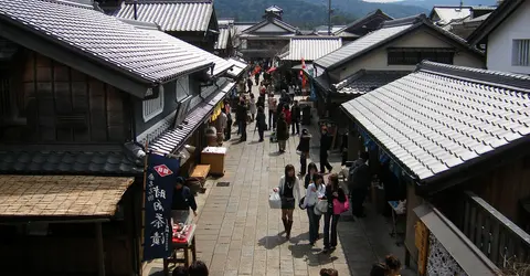 Une des rues du quartier d'Okage Yokocho Une des rues du quartier d'Okage Yokocho