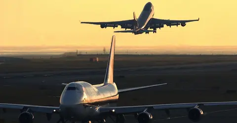 Des avions se croisent à l'aéroport du Kansai 